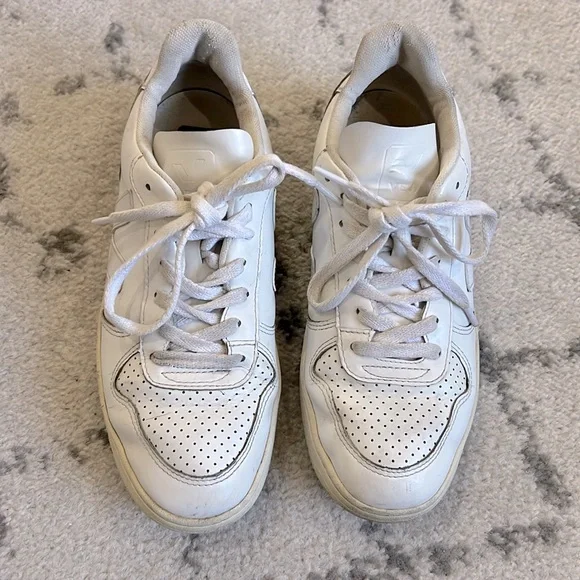 Veja V-10 Women's all White and‎ cream Leather Sneakers Euro 38 is size 7
